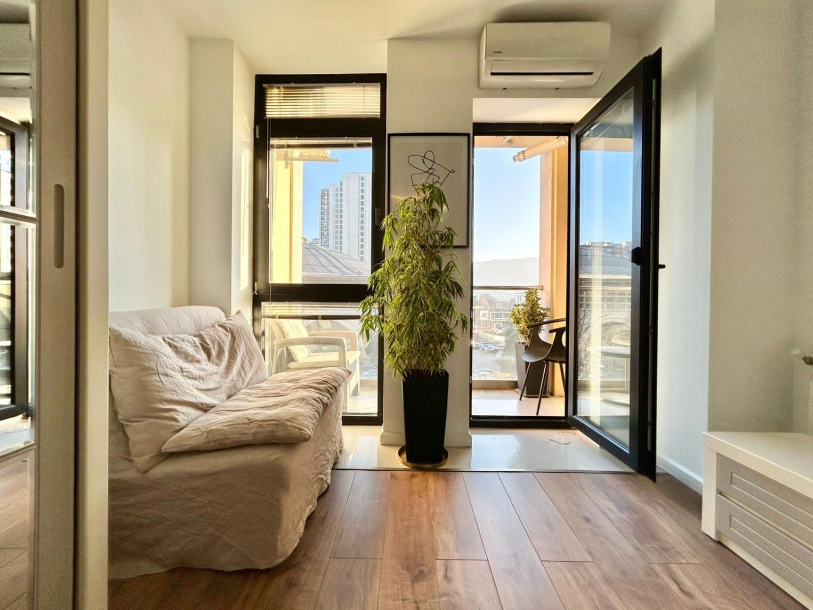 City Center - Next To Holiday Inn -2Br Apartment Tbilisi Bagian luar foto