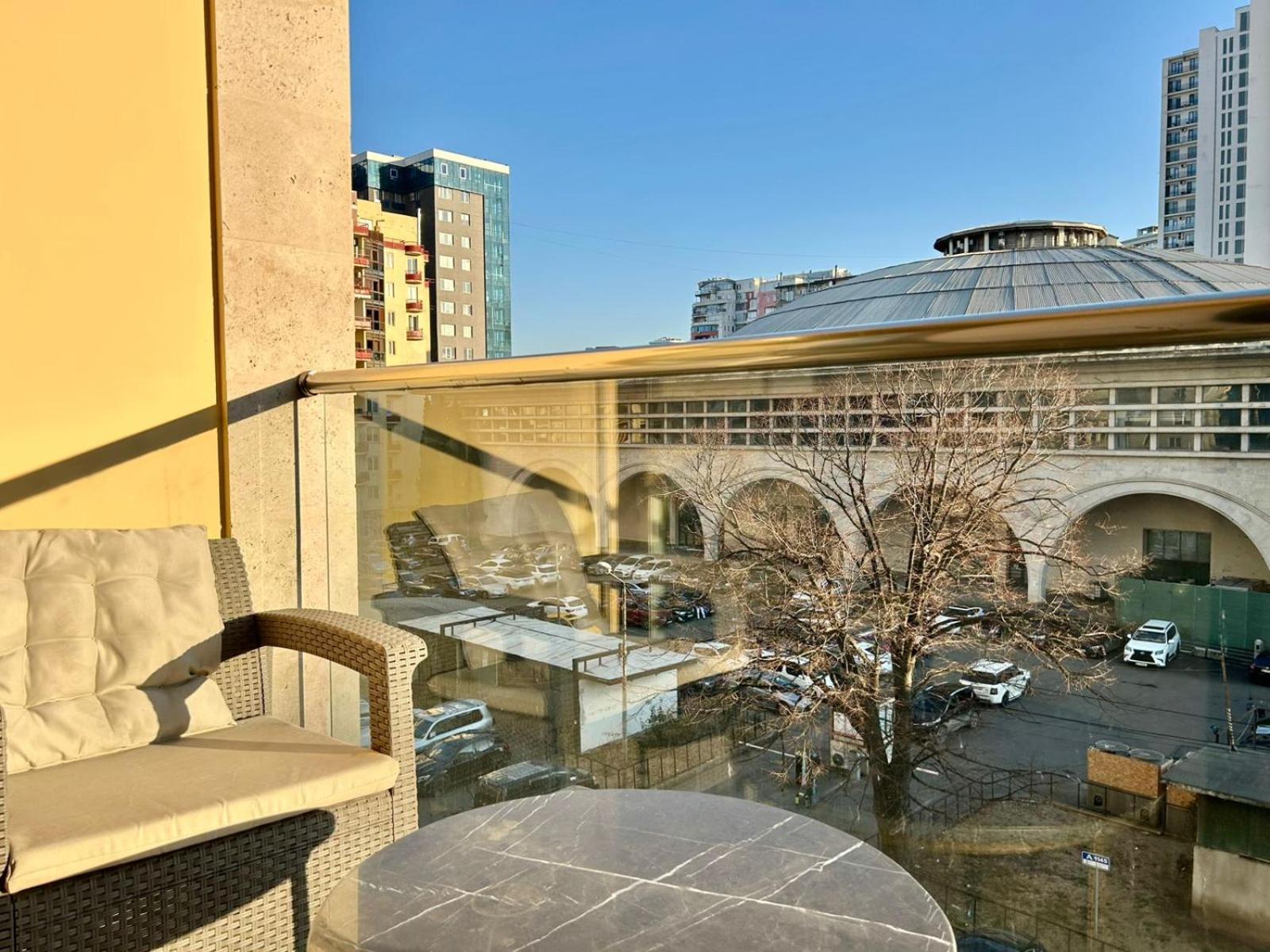 City Center - Next To Holiday Inn -2Br Apartment Tbilisi Bagian luar foto