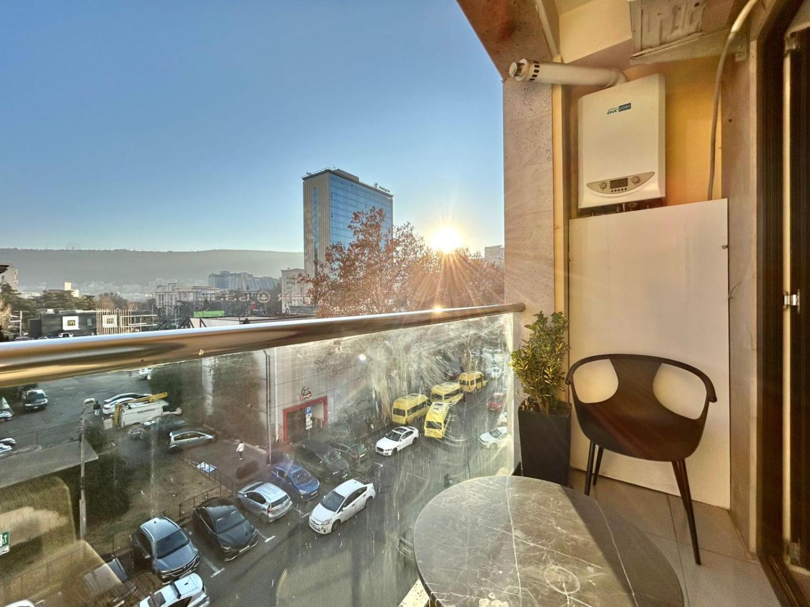 City Center - Next To Holiday Inn -2Br Apartment Tbilisi Bagian luar foto
