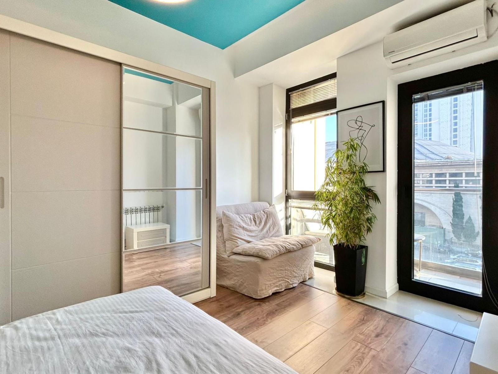 City Center - Next To Holiday Inn -2Br Apartment Tbilisi Bagian luar foto