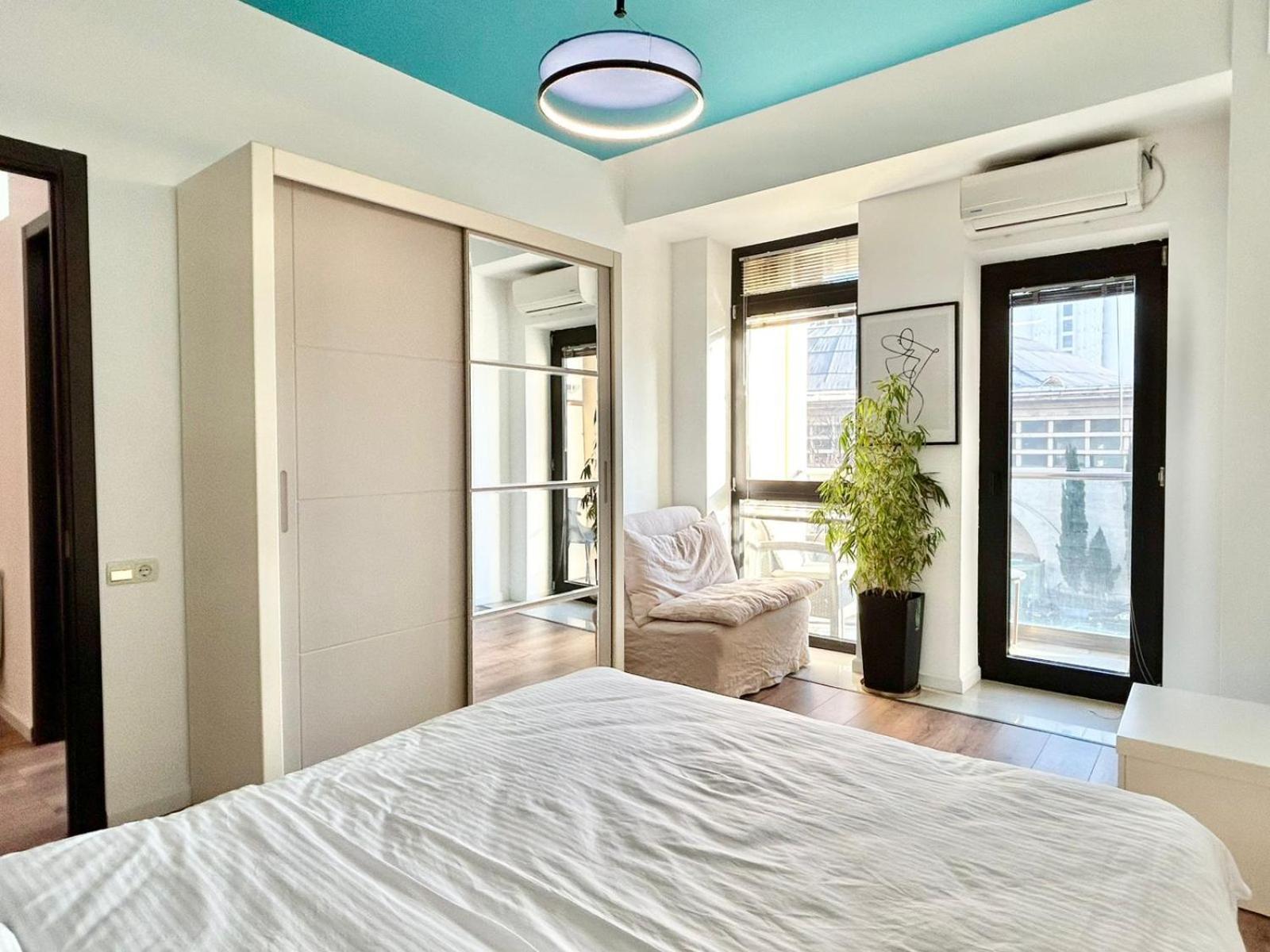 City Center - Next To Holiday Inn -2Br Apartment Tbilisi Bagian luar foto