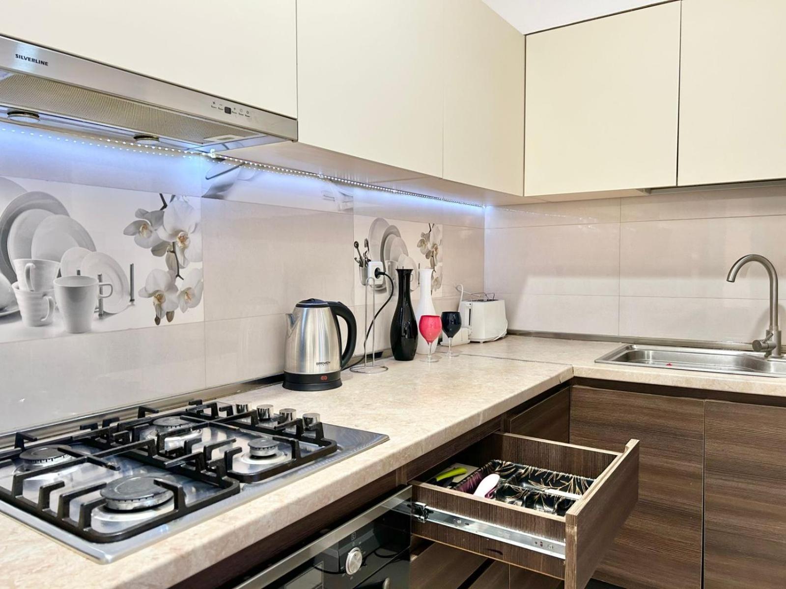 City Center - Next To Holiday Inn -2Br Apartment Tbilisi Bagian luar foto