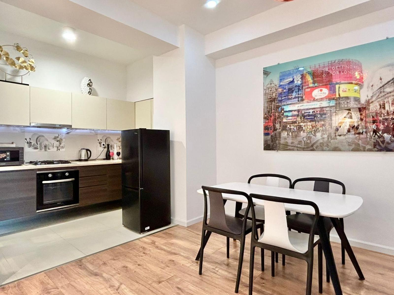 City Center - Next To Holiday Inn -2Br Apartment Tbilisi Bagian luar foto