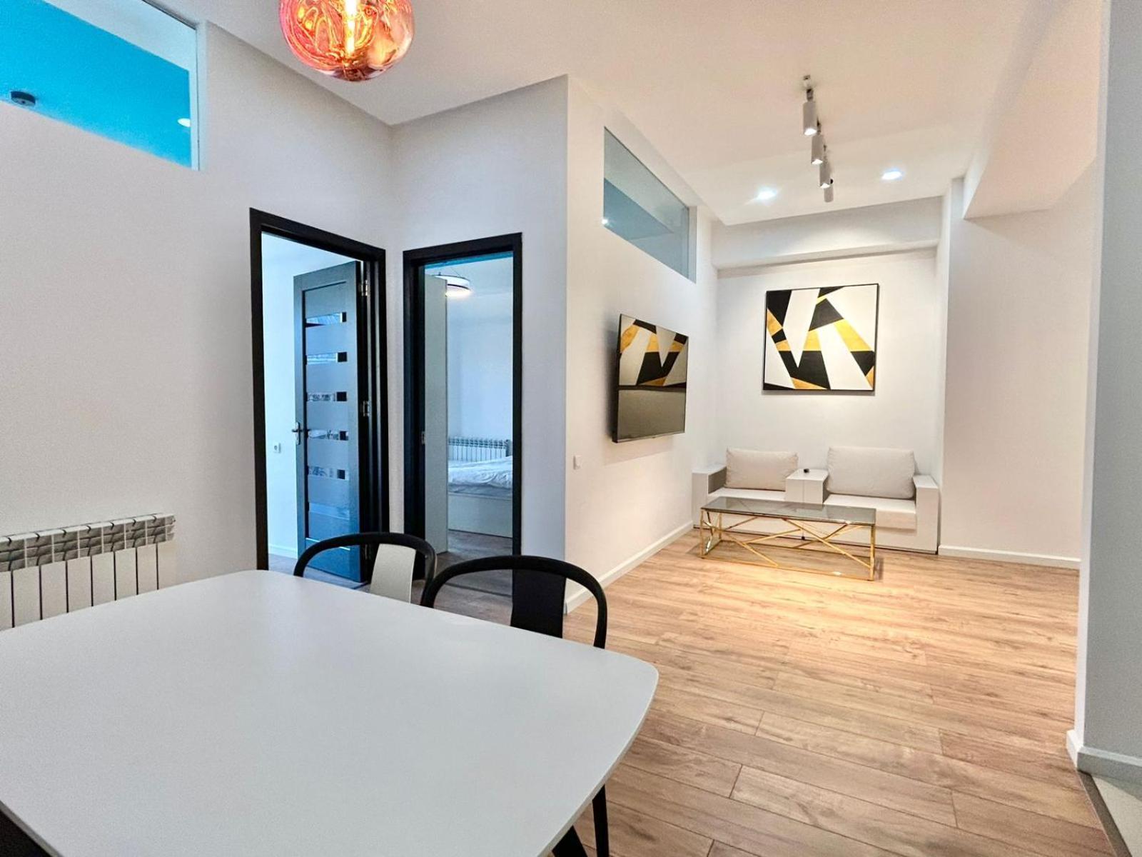 City Center - Next To Holiday Inn -2Br Apartment Tbilisi Bagian luar foto