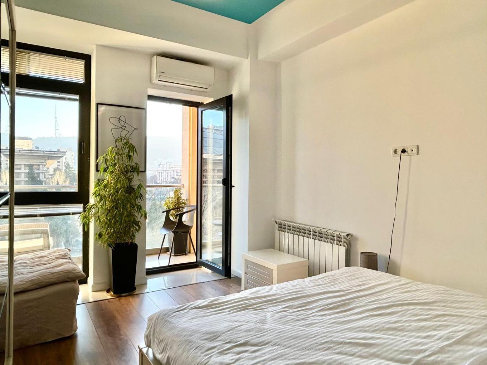 City Center - Next To Holiday Inn -2Br Apartment Tbilisi Bagian luar foto
