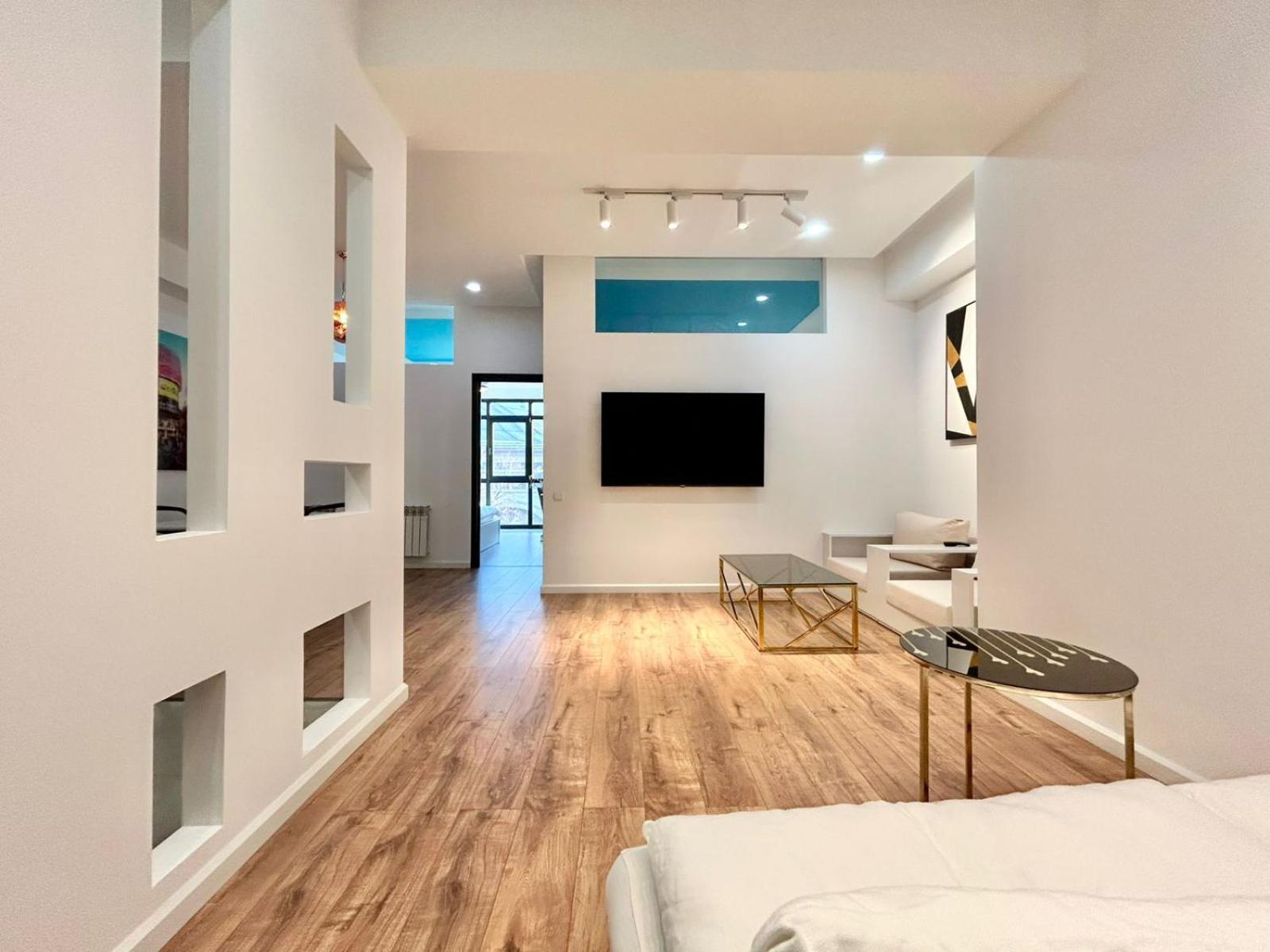City Center - Next To Holiday Inn -2Br Apartment Tbilisi Bagian luar foto