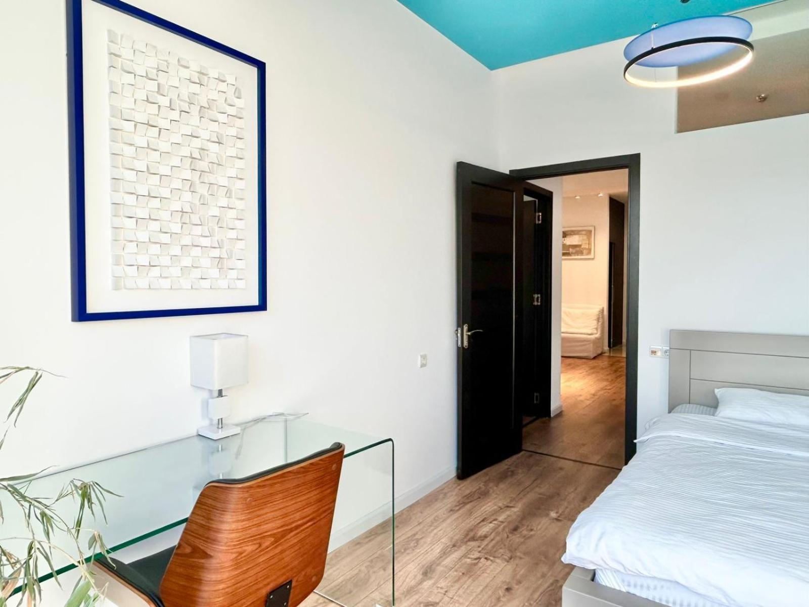 City Center - Next To Holiday Inn -2Br Apartment Tbilisi Bagian luar foto